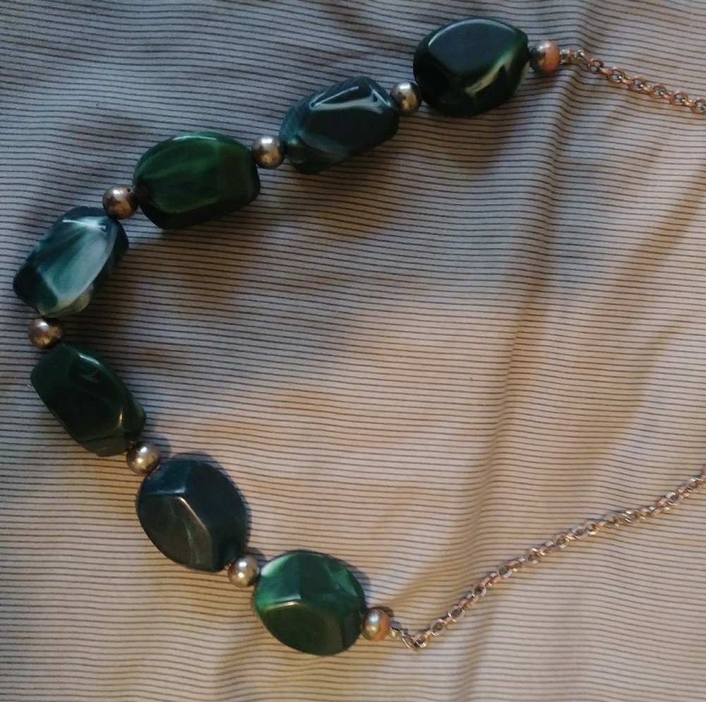 Chunky green adjustable length necklace